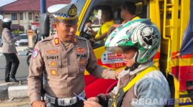 Caption: Kasat Lantas Polres Sampang AKP Sigit Ekan Sahudi, saat memberikan imbauan kepada pengendara sepeda motor, (dok. Polantas Sampang). 