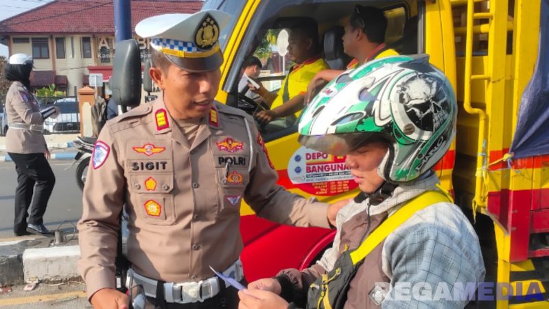 Caption: Kasat Lantas Polres Sampang AKP Sigit Ekan Sahudi, saat memberikan imbauan kepada pengendara sepeda motor, (dok. Polantas Sampang). 