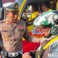 Caption: Kasat Lantas Polres Sampang AKP Sigit Ekan Sahudi, saat memberikan imbauan kepada pengendara sepeda motor, (dok. Polantas Sampang). 
