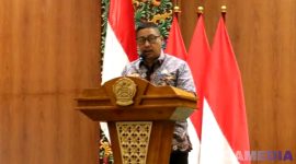 Caption: Sekda Bangkalan Ismet Effendi, sampaikan komitmennya perihal optimalisasi pajak dan retribusi daerah saat rapat paripurna DPRD Bangkalan, (dok. regamedianews). 