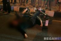 Caption: korban tergeletak bersimbah darah diatas sepeda motor, di sekitar Monumen Arek Lancor Pamekasan, (dok. regamedianews).