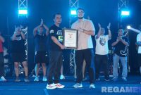 Caption: Bupati Bangkalan Lukman Hakim, menerima reward rekor muri lomba lari dengan penggunaan gelang bercahaya terbanyak, (dok. regamedianews). 