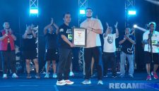 Caption: Bupati Bangkalan Lukman Hakim, menerima reward rekor muri lomba lari dengan penggunaan gelang bercahaya terbanyak, (dok. regamedianews).