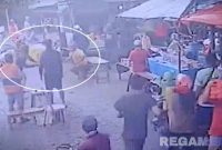 Caption: potongan video rekaman cctv, saat seorang pedagang dan jukir Pasar Srimangunan Sampang terjadi kontak fisik, (dok. regamedianews). 