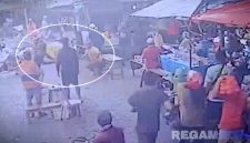 Caption: rekaman cctv saat pedagang sayur dan jukir Pasar Srimangunan Sampang terjadi kontak fisik, (dok. regamedianews).