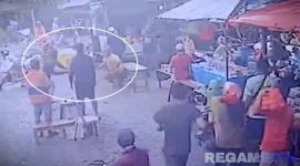 Caption: potongan video rekaman cctv, saat seorang pedagang dan jukir Pasar Srimangunan Sampang terjadi kontak fisik, (dok. regamedianews). 