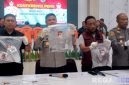 Caption: konferensi pers, Kapolres bersama Kasat Reskrim Polres Pamekasan tunjukkan barang bukti kasus pembunuhan di Alun-Alun Arek Lancor, (dok. regamedianews). 