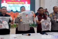 Caption: konferensi pers, Kapolres bersama Kasat Reskrim Polres Pamekasan tunjukkan barang bukti kasus pembunuhan di Alun-Alun Arek Lancor, (dok. regamedianews). 