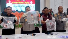 Caption: konferensi pers, Kapolres bersama Kasat Reskrim Polres Pamekasan tunjukkan barang bukti kasus pembunuhan di Alun-Alun Arek Lancor, (dok. regamedianews).