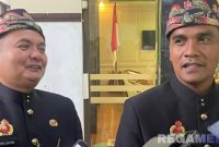 Caption: Bupati Bangkalan Lukman Hakim dan Wakil Bupati Fauzan Ja'far, diwawancara awak media usai upacara peringatan Hari Pahlawan, (dok. regamedianews).