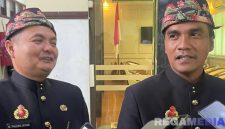 Caption: Bupati Bangkalan Lukman Hakim dan Wakil Bupati Fauzan Ja'far, diwawancara awak media usai upacara peringatan Hari Pahlawan, (dok. regamedianews). 