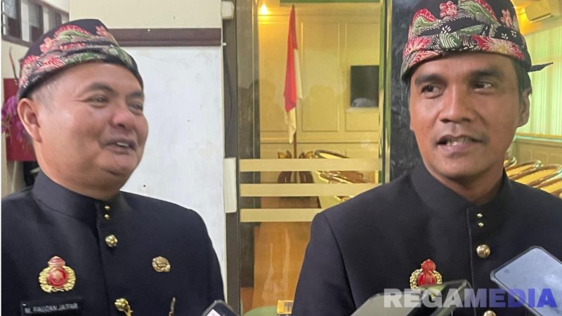 Caption: Bupati Bangkalan Lukman Hakim dan Wakil Bupati Fauzan Ja'far, diwawancara awak media usai upacara peringatan Hari Pahlawan, (dok. regamedianews). 