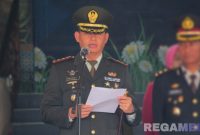 Caption: Dandim Sampang Letkol Czi Dika Catur Yanuar Anwar, membacakan amanat saat pimpin upacara peringatan Hari Pahlawan Nasional, (sumber foto: Kodim 0828 Sampang). 