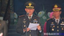 Caption: Dandim 0828 Sampang Letkol Czi Dika Catur Yanuar Anwar, membacakan amanat saat pimpin upacara peringatan Hari Pahlawan Nasional 2025, (sumber foto: Kodim 0828 Sampang). 