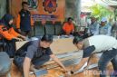 Caption: PLN UP3 Madura menyerahkan bantuan scoop stretcher kepada FRPB Pamekasan, (dok. regamedianews). 