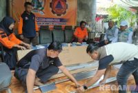 Caption: PLN UP3 Madura menyerahkan bantuan scoop stretcher kepada FRPB Pamekasan, (dok. regamedianews). 