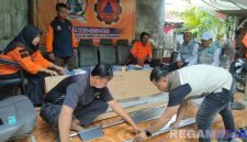 Caption: PLN UP3 Madura menyerahkan bantuan scoop stretcher kepada FRPB Pamekasan, (dok. regamedianews). 