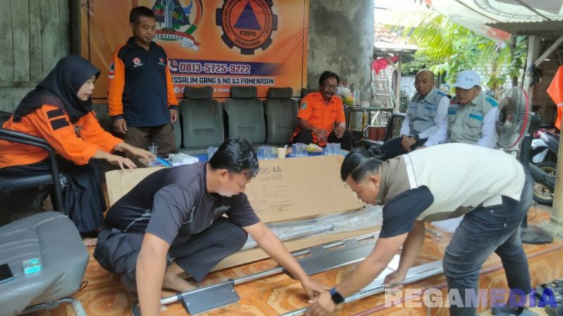 Caption: PLN UP3 Madura menyerahkan bantuan scoop stretcher kepada FRPB Pamekasan, (dok. regamedianews). 
