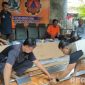Caption: PLN UP3 Madura menyerahkan bantuan scoop stretcher kepada FRPB Pamekasan, (dok. regamedianews). 