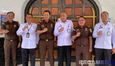 Caption: Kalapas Narkotika Pamekasan pose bersama Kalapas dan Kajari Pamekasan usai agenda silaturahmi, (dok. foto istimewa). 