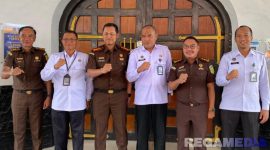 Caption: Kalapas Narkotika Pamekasan pose bersama Kalapas dan Kajari Pamekasan usai agenda silaturahmi, (dok. foto istimewa). 