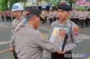 Caption: Kapolres Sampang AKBP Hartono, mencoret foto anggota Polri yang dipecat sebagai tanda pemberhentian tidak dengan hormat, (sumber foto: Humas Polres Sampang). 