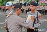 Caption: Kapolres Sampang AKBP Hartono, mencoret foto anggota Polri yang dipecat sebagai tanda pemberhentian tidak dengan hormat, (sumber foto: Humas Polres Sampang). 
