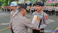 Caption: Kapolres Sampang AKBP Hartono, mencoret foto anggota Polri yang dipecat sebagai tanda pemberhentian tidak dengan hormat, (sumber foto: Humas Polres Sampang). 