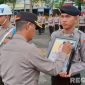 Caption: Kapolres Sampang AKBP Hartono, mencoret foto anggota Polri yang dipecat sebagai tanda pemberhentian tidak dengan hormat, (sumber foto: Humas Polres Sampang). 