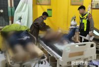 Caption: korban kecelakaan mendapat penanganan medis petugas Puskesmas Omben didampingi Polantas, (sumber foto: Satlantas Polres Sampang). 