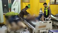 Caption: salah satu korban kecelakaan mendapat penanganan medis dari petugas Puskesmas Omben didampingi anggota Polantas, (sumber foto: Satlantas Polres Sampang). 