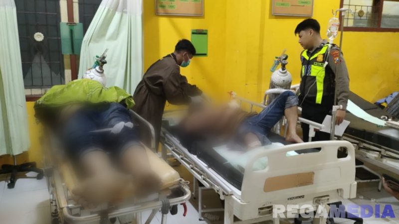 Caption: korban kecelakaan mendapat penanganan medis petugas Puskesmas Omben didampingi Polantas, (sumber foto: Satlantas Polres Sampang). 