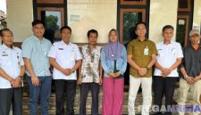 Caption: Kepala BPJS Ketenagakerjaan Sumenep dan Kepala Disnaker Sumenep pose bersama usai penyerahan manfaat santunan JKM kepada ahli waris pekerja buruh, (dok. foto istimewa).