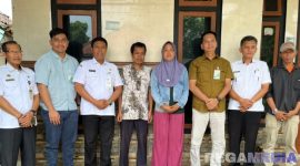 Caption: Kepala BPJS Ketenagakerjaan Sumenep dan Kepala Disnaker Sumenep, pose bersama usai penyerahan manfaat santunan JKM kepada ahli waris pekerja buruh angkut, (dok. foto istimewa). 