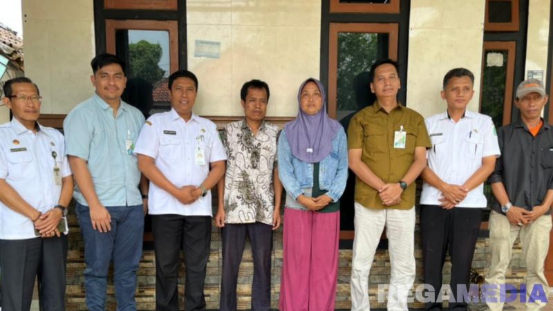 Caption: Kepala BPJS Ketenagakerjaan Sumenep dan Kepala Disnaker Sumenep, pose bersama usai penyerahan manfaat santunan JKM kepada ahli waris pekerja buruh angkut, (dok. foto istimewa). 