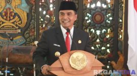 Caption: Bupati Bangkalan Lukman Hakim, sampaikan arahannya usai pelantikan DPC PKDI Kabupaten Bangkalan, (dok. regamedianews). 