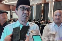 Caption: Bupati Pamekasan KH Kholilurrahman, diwawancara awak media usai mengisi acara Pesantren Tangguh 2025, (dok. regamedianews). 