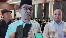 Caption: Bupati Pamekasan KH Kholilurrahman, diwawancara awak media usai mengisi acara Pesantren Tangguh 2025, (dok. regamedianews). 