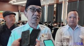 Caption: Bupati Pamekasan KH Kholilurrahman, diwawancara awak media usai mengisi acara Pesantren Tangguh 2025, (dok. regamedianews). 