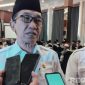 Caption: Bupati Pamekasan KH Kholilurrahman, diwawancara awak media usai mengisi acara Pesantren Tangguh 2025, (dok. regamedianews). 