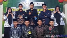 Caption: siswa Markazul Lughah Sabilillah pose bersama penguji usai kegiatan evaluasi kenaikan level V menuju level VI pembelajaran bahasa arab, (dok. regamedianews). 