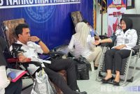Caption: pegawai Lapas Narkotika Pamekasan tengah mendonorkan darahnya, (dok. foto istimewa). 