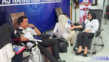 Caption: pegawai Lapas Narkotika Pamekasan tengah mendonorkan darahnya, (dok. foto istimewa). 