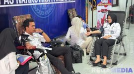 Caption: pegawai Lapas Narkotika Pamekasan tengah mendonorkan darahnya, (dok. foto istimewa). 