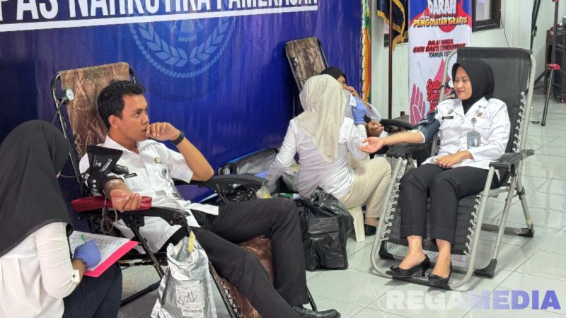 Caption: pegawai Lapas Narkotika Pamekasan tengah mendonorkan darahnya, (dok. foto istimewa). 