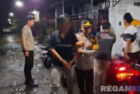 Caption: pelaku pencurian helm inisial M saat ditangkap polisi, (sumber foto: Humas Polres Sampang). 