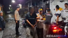 Caption: pelaku pencurian helm inisial M saat ditangkap polisi, (sumber foto: Humas Polres Sampang). 