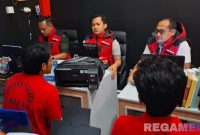 Caption: penyidik Satreskrim Polres Sampang memeriksa dua pelaku kasus pencurian di Balai Desa Panyepen, (sumber foto: Humas Polres Sampang). 