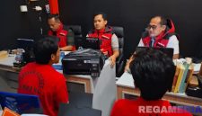Caption: penyidik Satreskrim Polres Sampang, saat melakukan pemeriksaan dua pelaku kasus pembobolan Balai Desa Panyepen, (sumber foto: Humas Polres Sampang). 