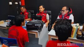 Caption: penyidik Satreskrim Polres Sampang memeriksa dua pelaku kasus pencurian di Balai Desa Panyepen, (sumber foto: Humas Polres Sampang). 